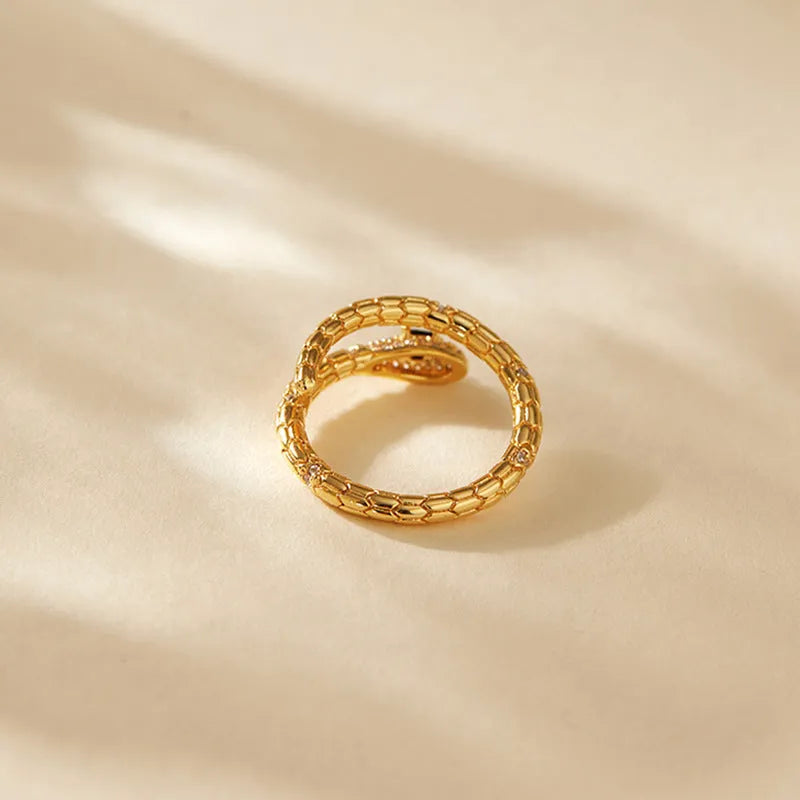 Snake-shaped adjustable copper finger ring with gold colour plating in KR0201