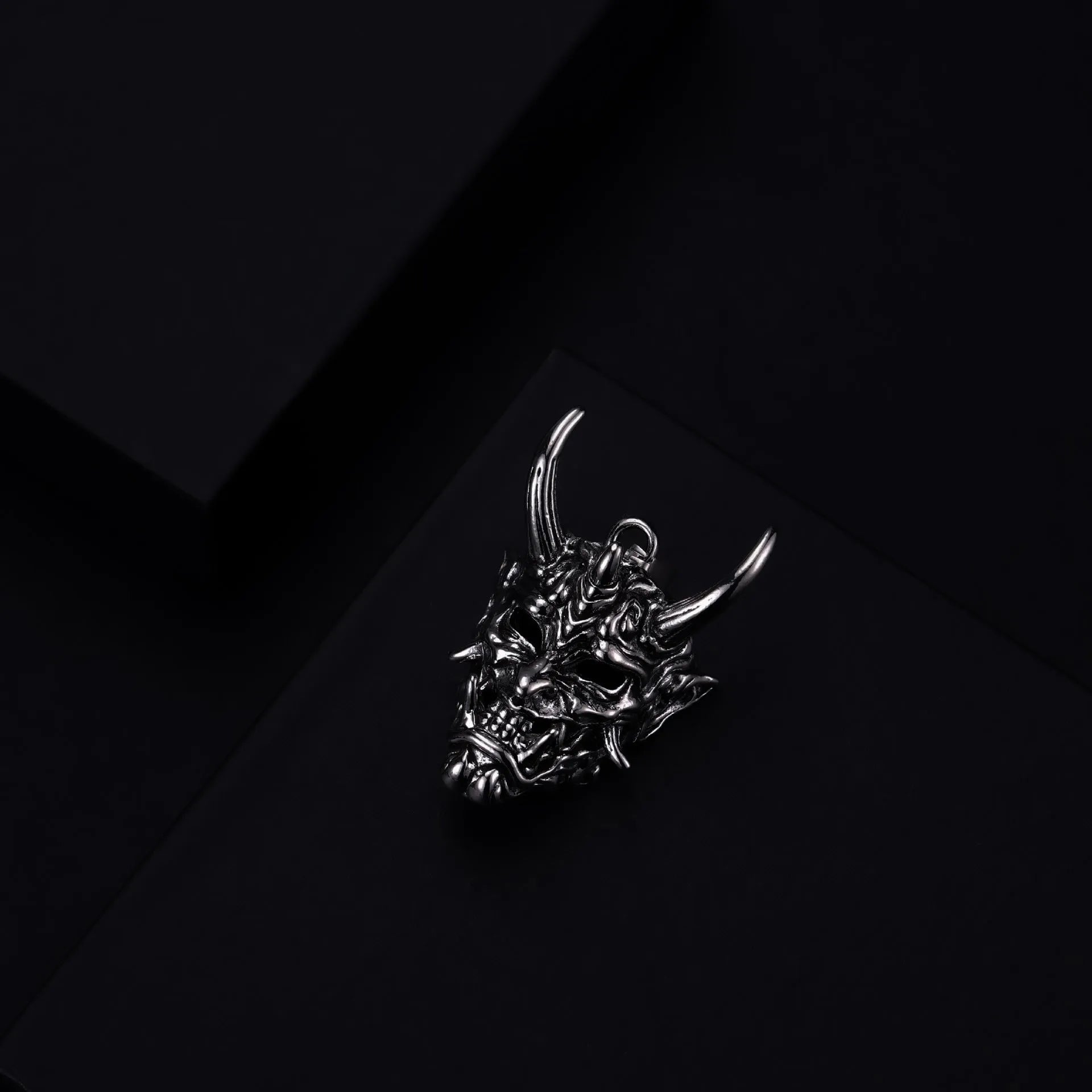 Men's silver vintage necklace with a single zinc alloy pendant measuring 40mm by 27mm.