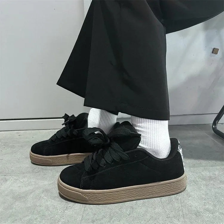 Retro black low-top sneakers with round toe and lace-up front for men and women