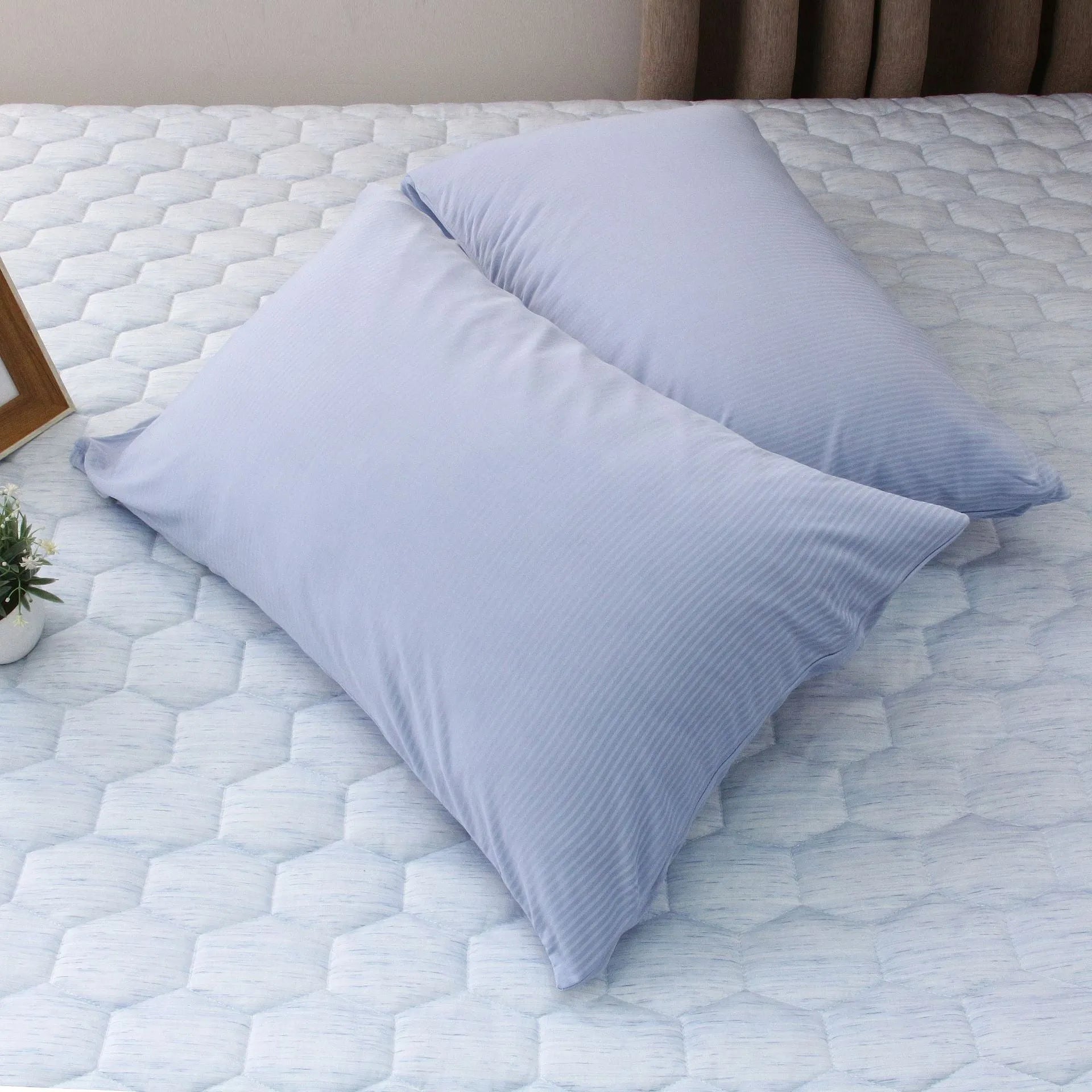 Blue Japanese cooling blanket with Q-Max fibres laid flat on a bed.