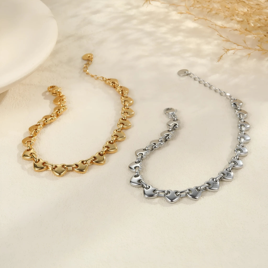 Women's stainless steel hollowed-out heart bracelet with 18K electroplated finish in gold colour.
