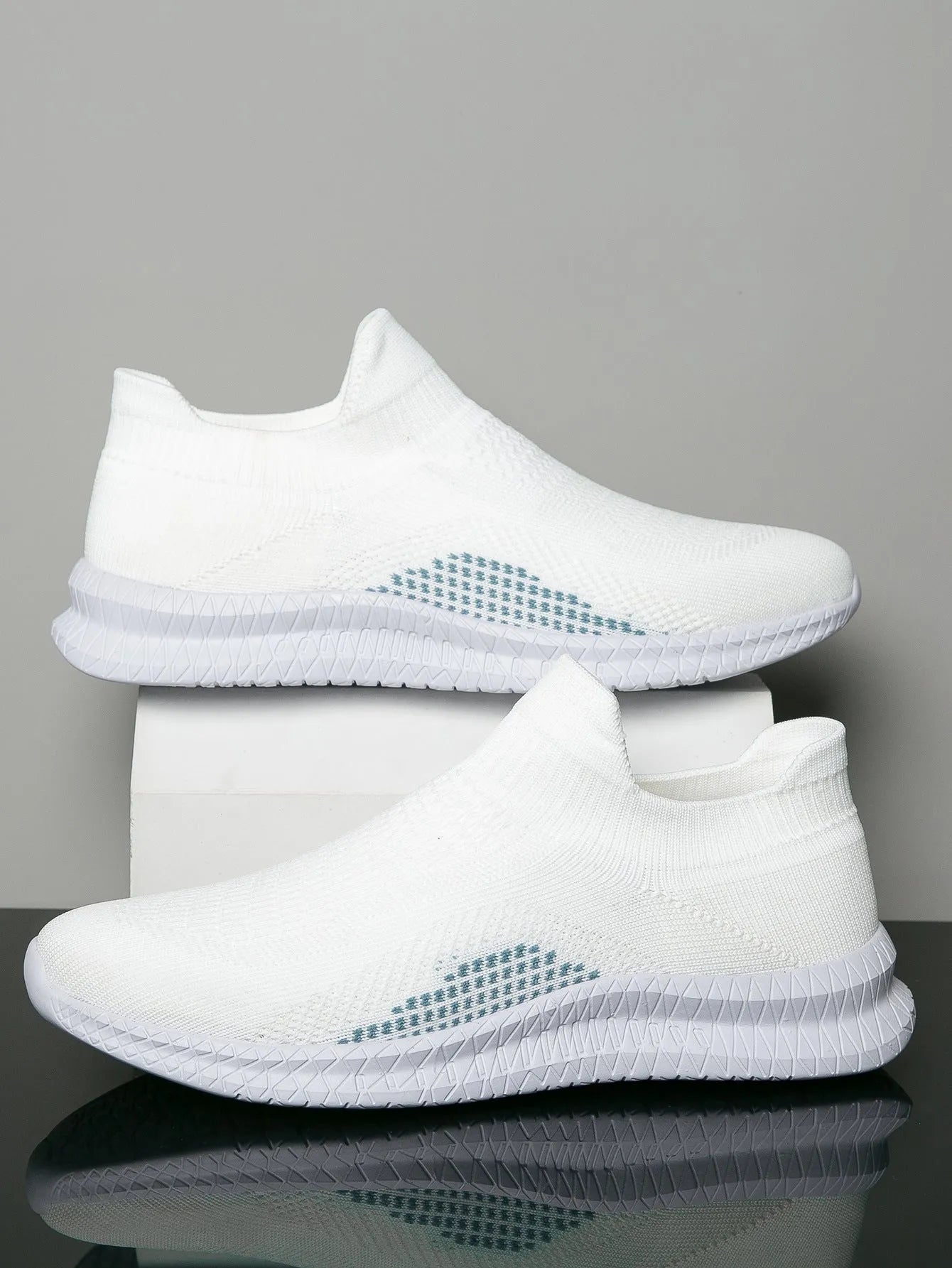 Men's Flyknit fabric casual sneaker in solid colour with low-top profile and round toe