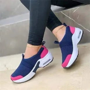 Women's flat mesh sneakers in light grey with round toe and non-slip rubber sole