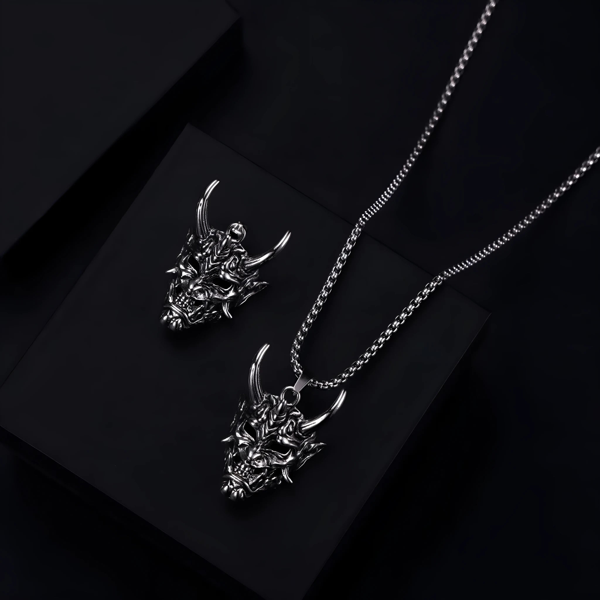 Men's silver vintage necklace with a single zinc alloy pendant measuring 40mm by 27mm.