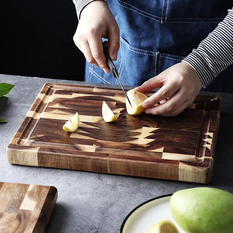 Brown acacia wood cutting board with 3cm thickness and parquet construction