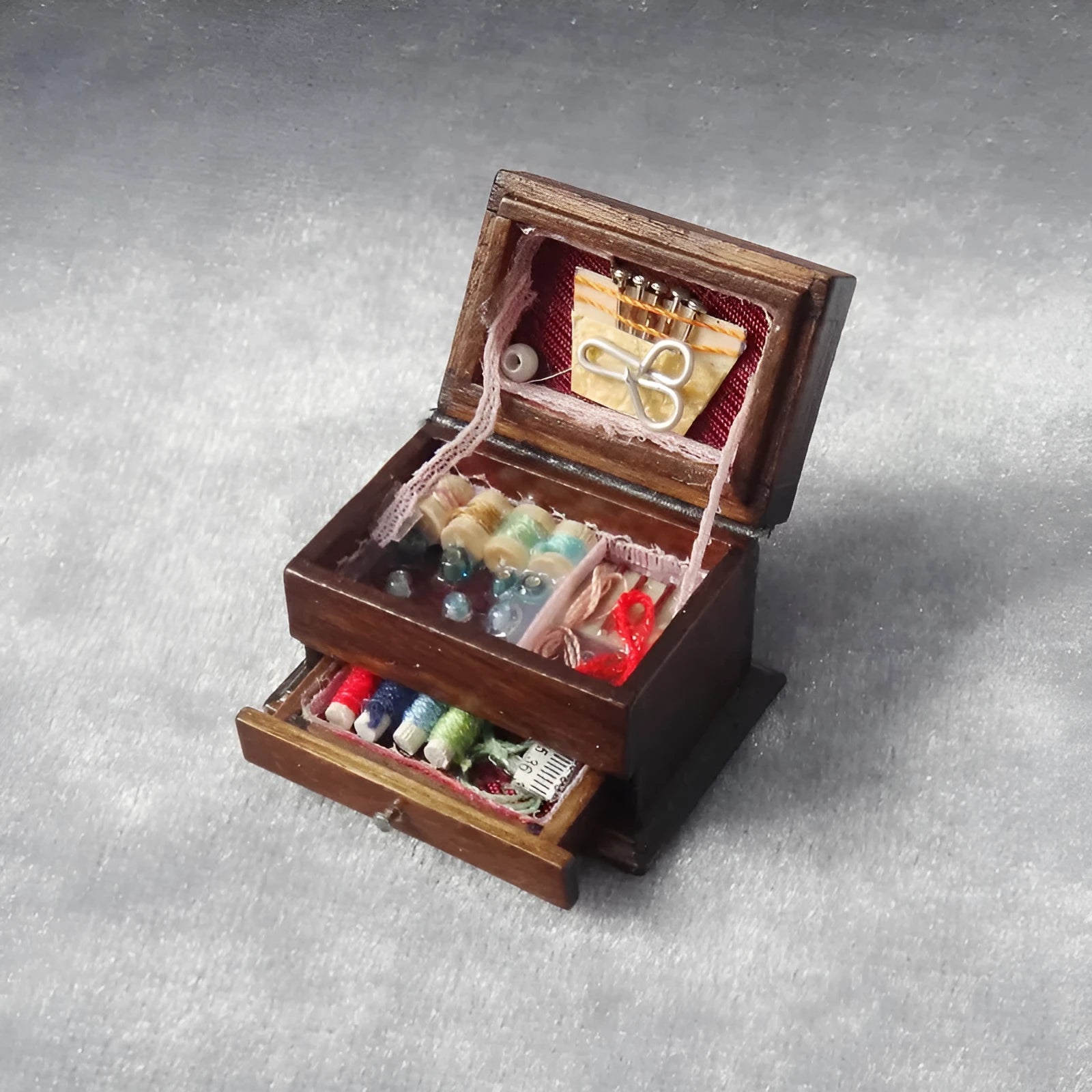 Small wooden vintage sewing machine ornament on a surface showing its 2.2cm height and double-layer colour details.