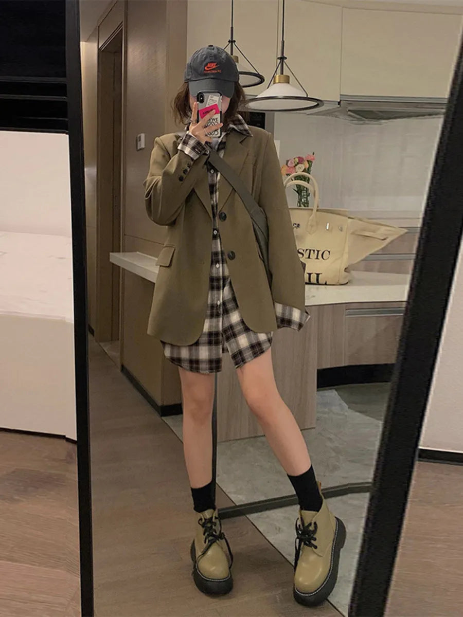 Korean-style solid colour suit jacket with long sleeves and pockets in a milky white shade.