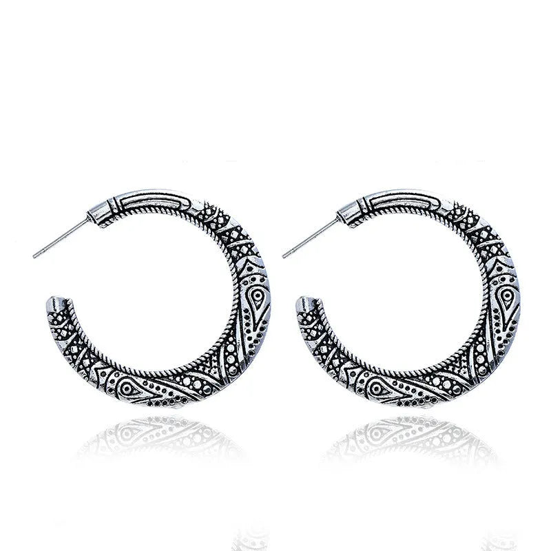 Vintage engraving C-shaped alloy earrings with detailed surface pattern in bronze finish