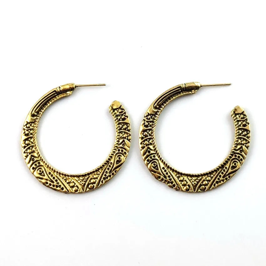 Vintage engraving C-shaped alloy earrings with detailed surface pattern in bronze finish