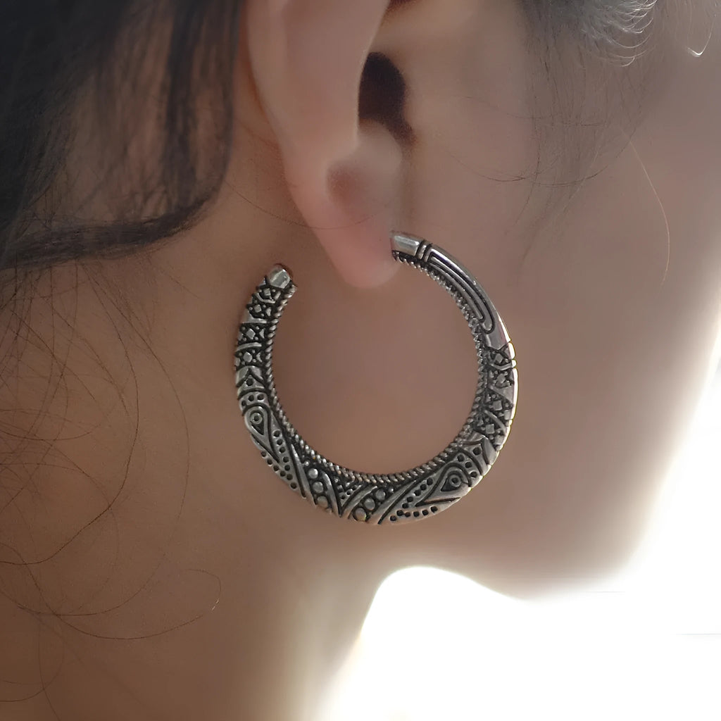Vintage engraving C-shaped alloy earrings with detailed surface pattern in bronze finish