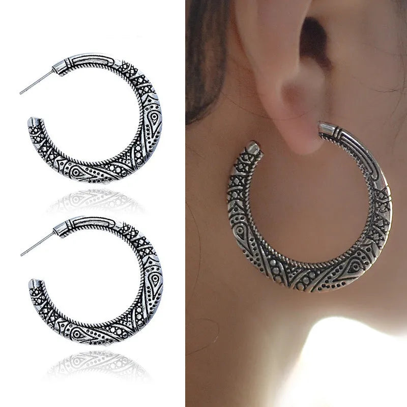Vintage engraving C-shaped alloy earrings with detailed surface pattern in bronze finish