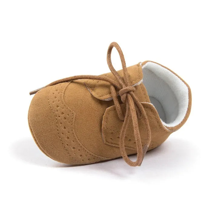 Vintage-style baby walking shoes with soft soles and synthetic leather upper in four colours