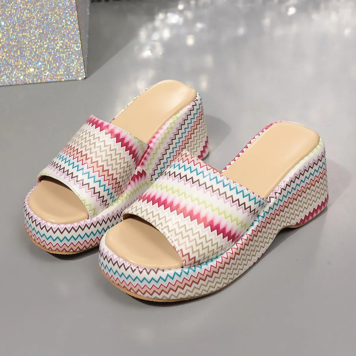 Women's wedge sandals with colourful wave pattern, thick rubber soles and adjustable straps