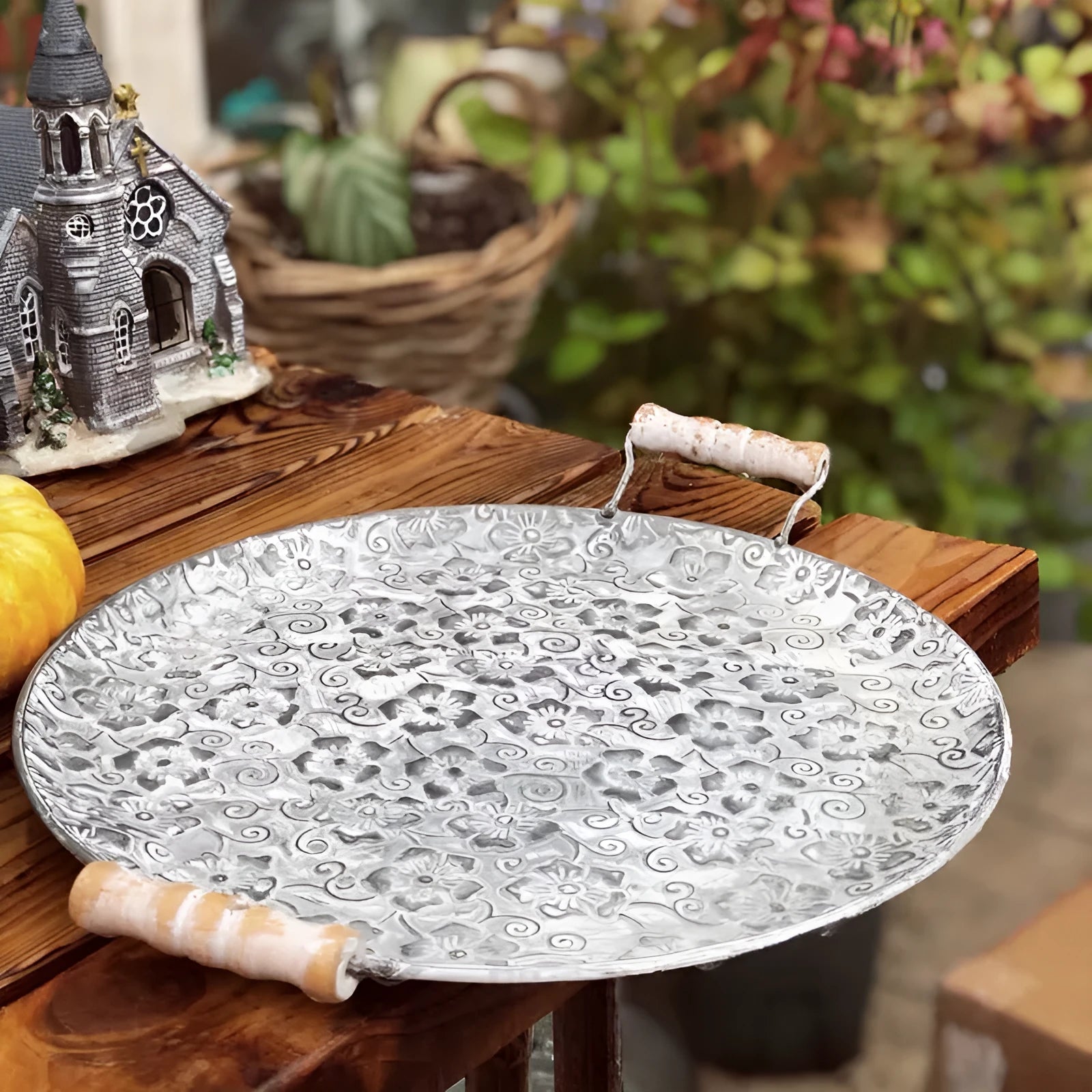 Round wrought iron belt storage tray with European decorative style for jewellery and household item organisation