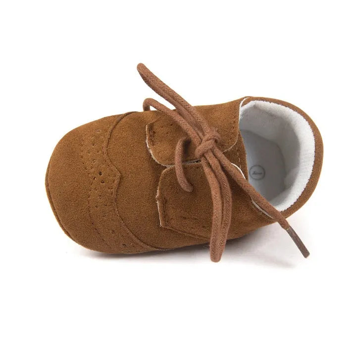 Vintage-style baby walking shoes with soft soles and synthetic leather upper in four colours