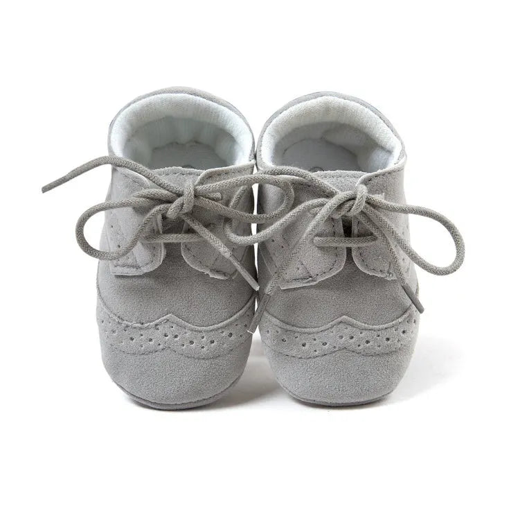 Vintage-style baby walking shoes with soft soles and synthetic leather upper in four colours