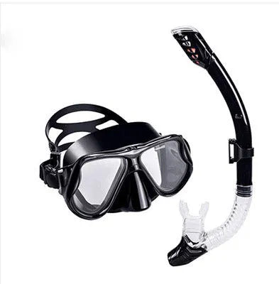 Set of diving goggles with PC frame, transparent lens, and adjustable silicone strap in multiple colours.