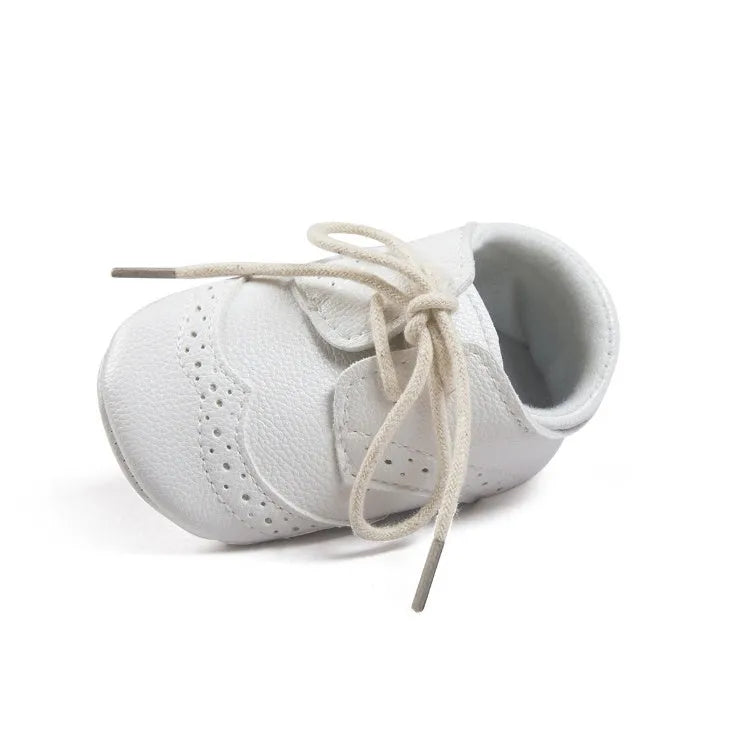 Vintage-style baby walking shoes with soft soles and synthetic leather upper in four colours