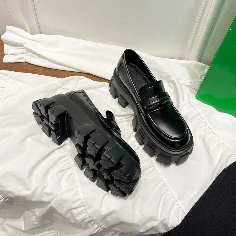 British style wide fit loafers in patent leather with rubber soles and shallow opening