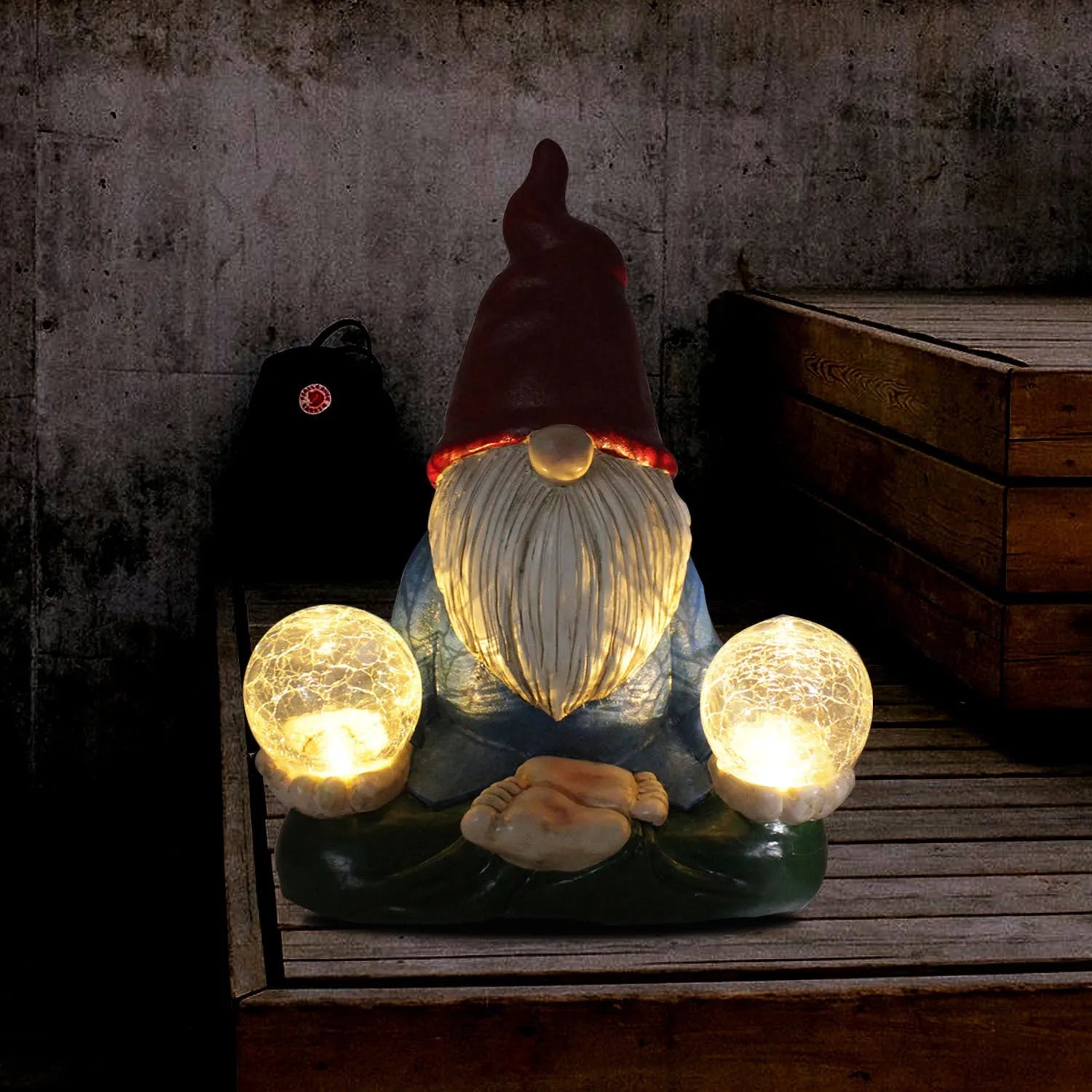 Solar LED resin dwarf doll outdoor garden ornament measuring 27x20cm