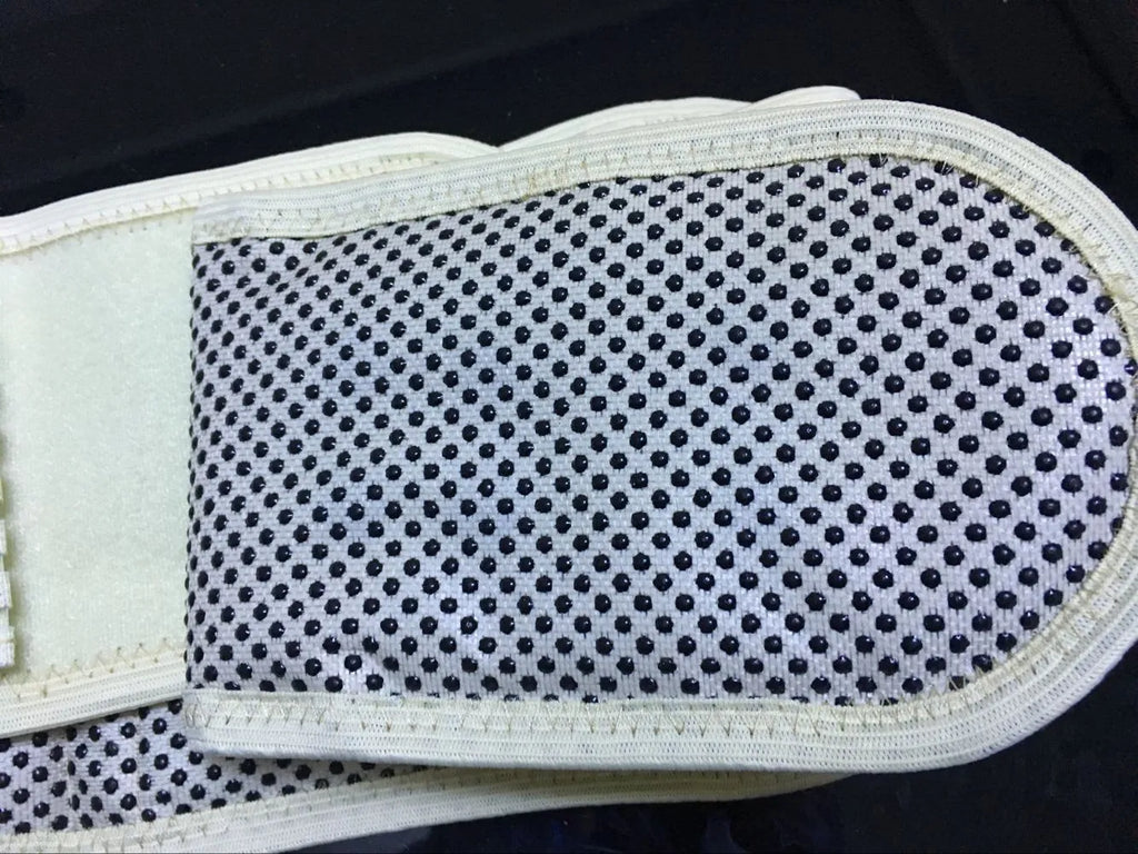 Self-heating waist protection belt in elastic cloth material with magnetic fastening, shown in black colour