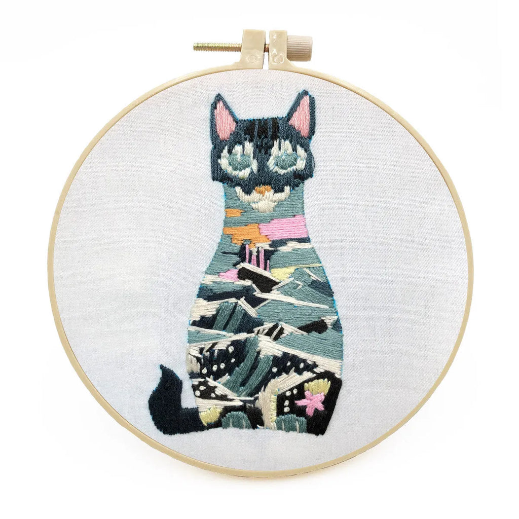 Beginner DIY embroidery kit with three-dimensional cat cross stitch design on cotton linen fabric