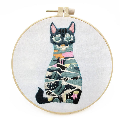 Beginner DIY embroidery kit with three-dimensional cat cross stitch design on cotton linen fabric