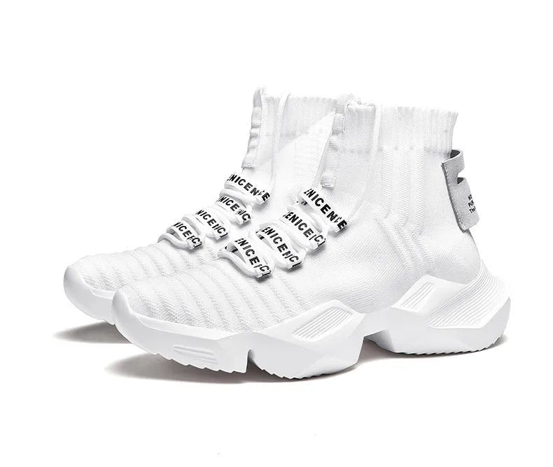 Men's black and white casual sports shoes with mesh interior, available in sizes 39 to 47