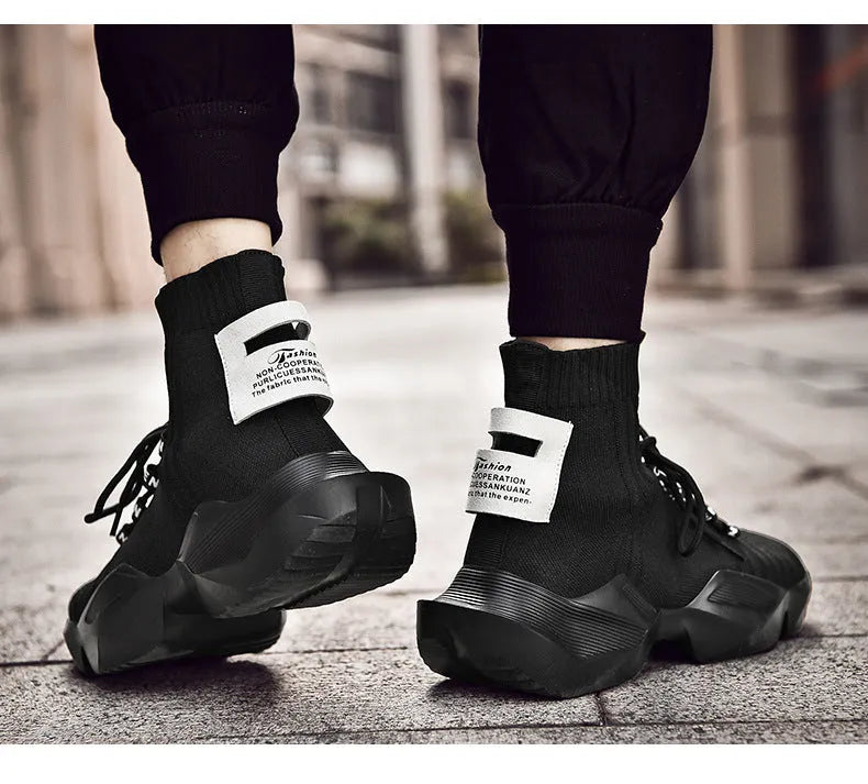 Men's black and white casual sports shoes with mesh interior, available in sizes 39 to 47