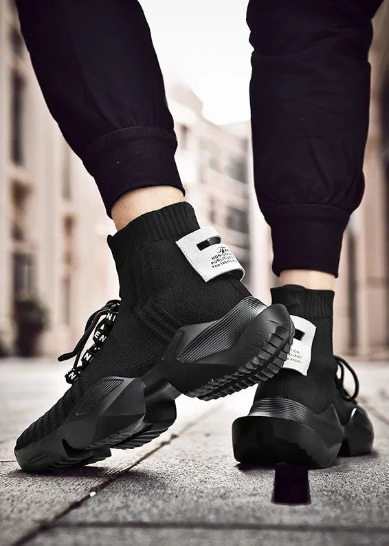 Men's black and white casual sports shoes with mesh interior, available in sizes 39 to 47