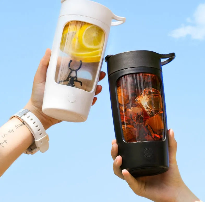 Portable rechargeable blender bottle in four colours with 650ml capacity and integrated blending mechanism