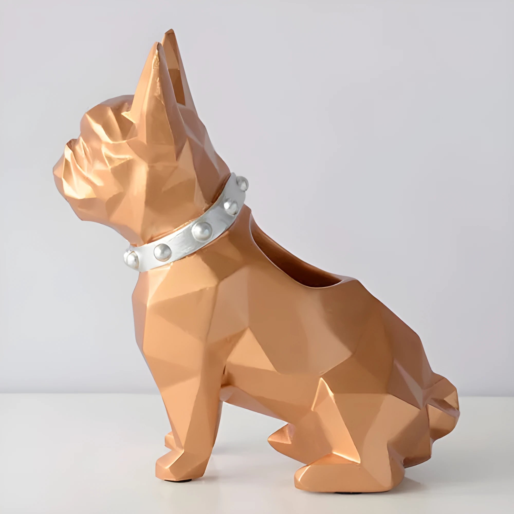 Nordic geometric puppy pen holder in resin, hand-carved finish, 21.5x8.5x9cm, blue colour on a desk