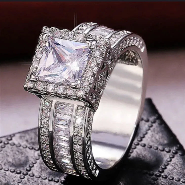 Geometric alloy fashion ring with round elements in gold or white electroplated finish