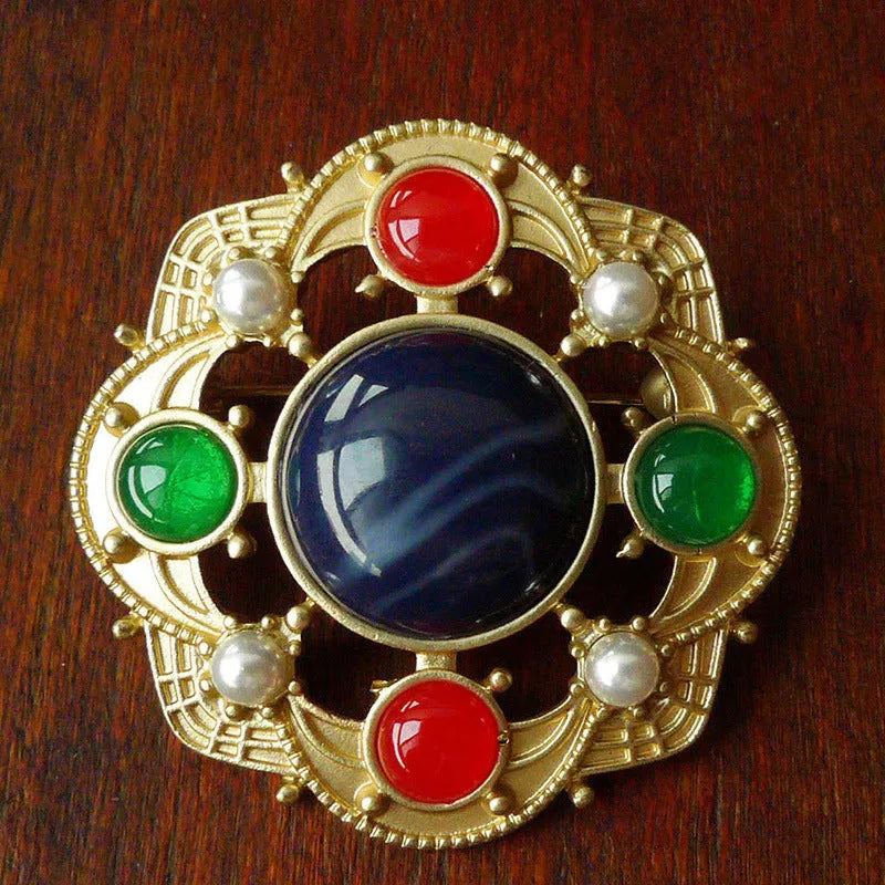 Retro baroque vintage brooch in zinc alloy with diamond shape, shown in multiple size options