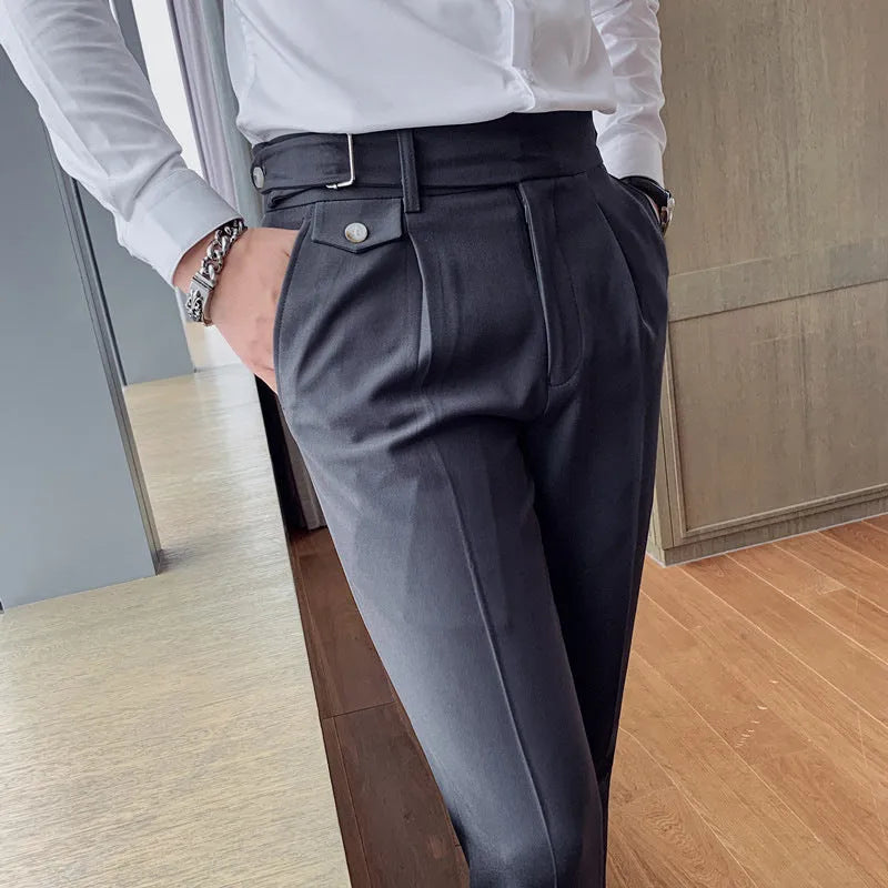 Straight leg casual trousers in solid colours with straight cut silhouette and polyester fabric