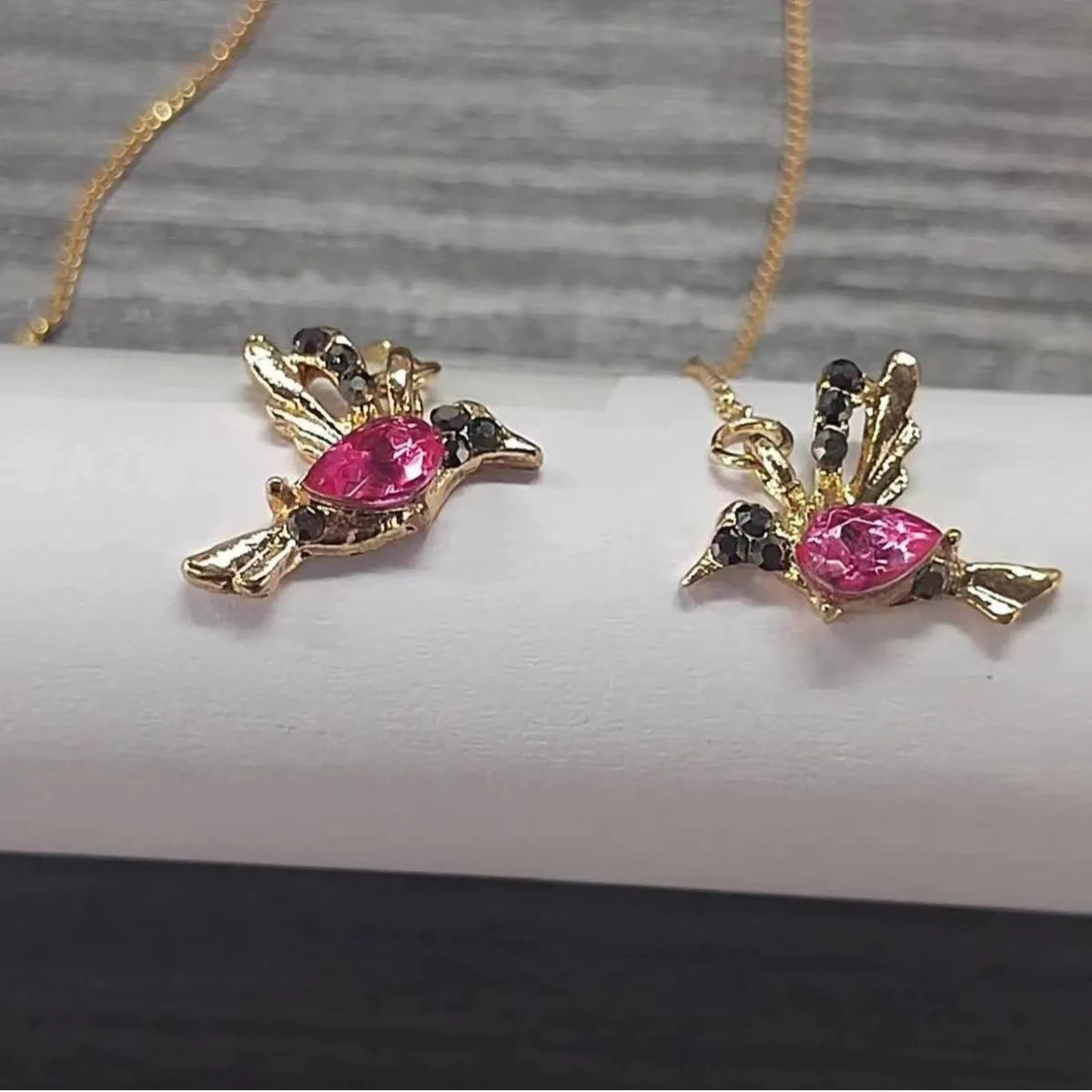 Women's hanging bird earrings with zirconium wing elements in blue, red, or red lvzuan colours
