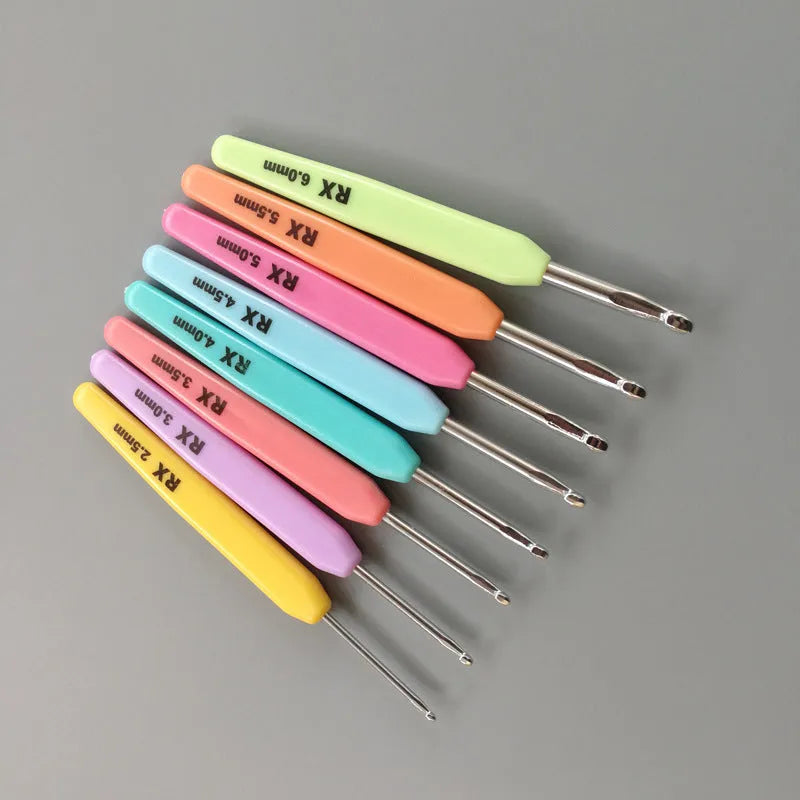 16 crochet hooks with soft and hard handles in a PU storage bag, sizes 1.0mm to 6.0mm.