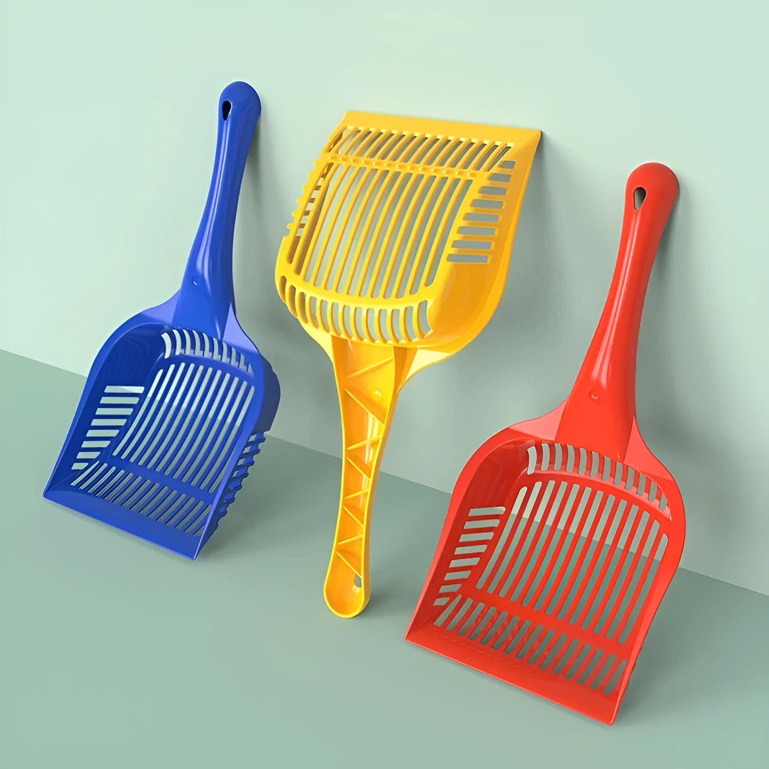PP plastic cat litter scoop with curved handle in red, yellow or blue colour options