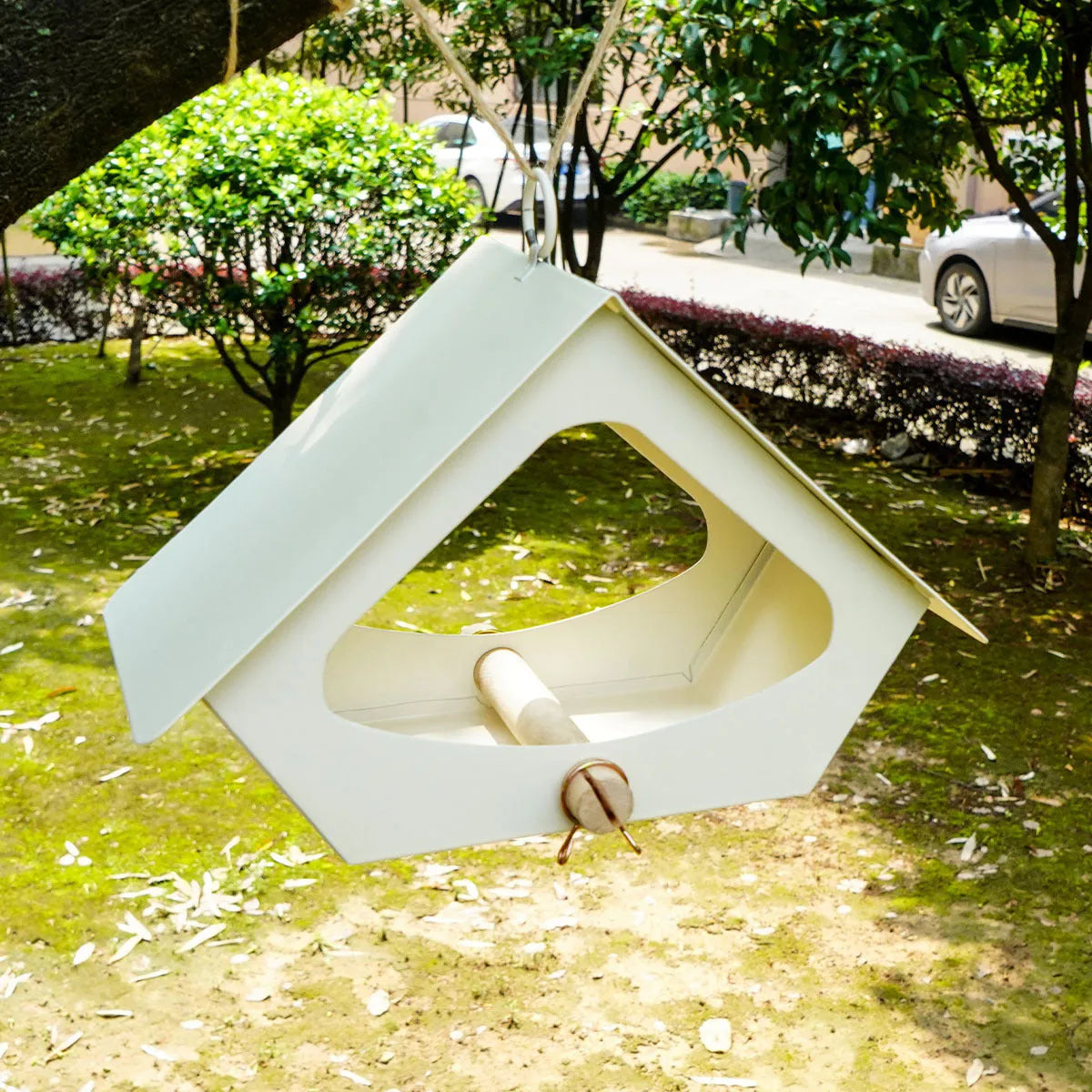 European-style iron bird nest feeder with modern simplicity design for garden decoration