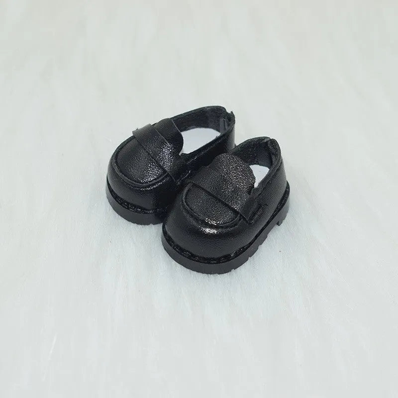 Set of miniature doll replacement shoes in various styles and colours for 17cm scale figures.