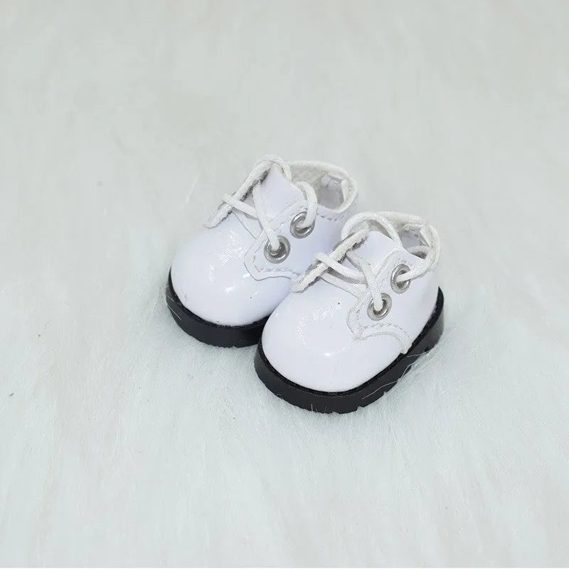 Set of miniature doll replacement shoes in various styles and colours for 17cm scale figures.