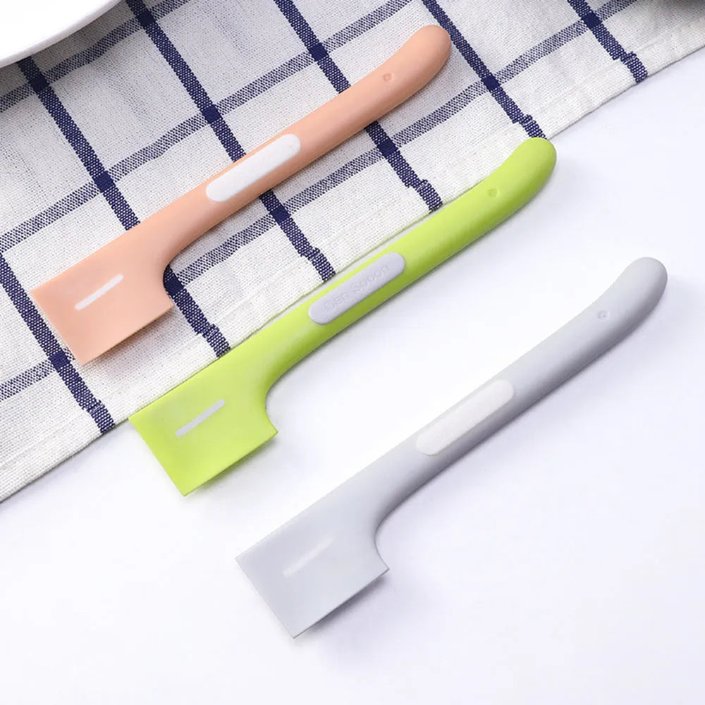 Green TPR pet feeding spoon with right-angle design for canned food