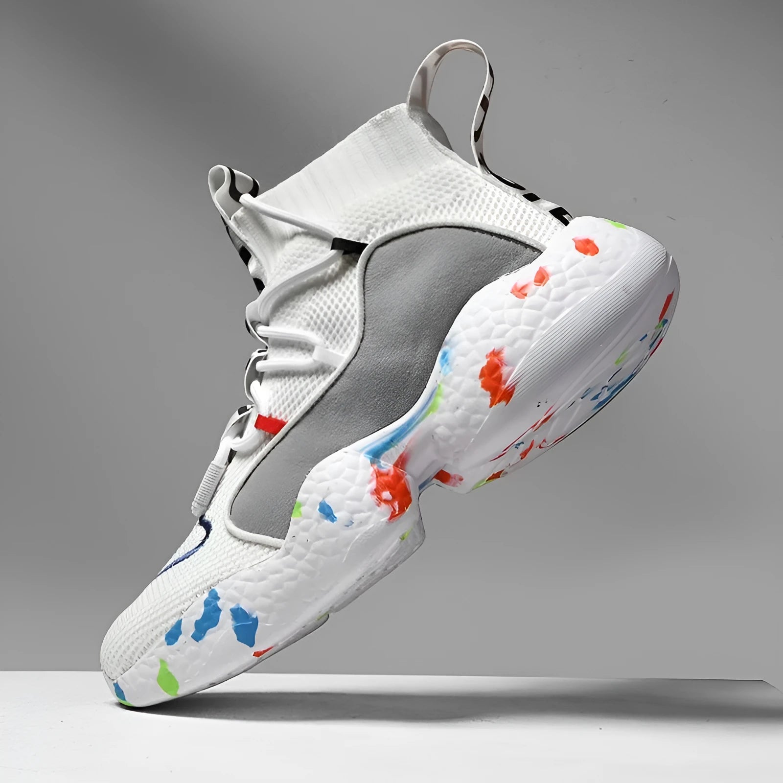 Men's camouflage pattern casual sneakers with mesh upper and flat rubber sole.