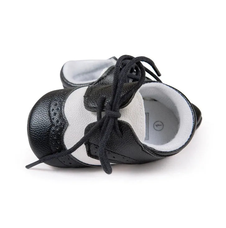 Vintage-style baby walking shoes with soft soles and synthetic leather upper in four colours