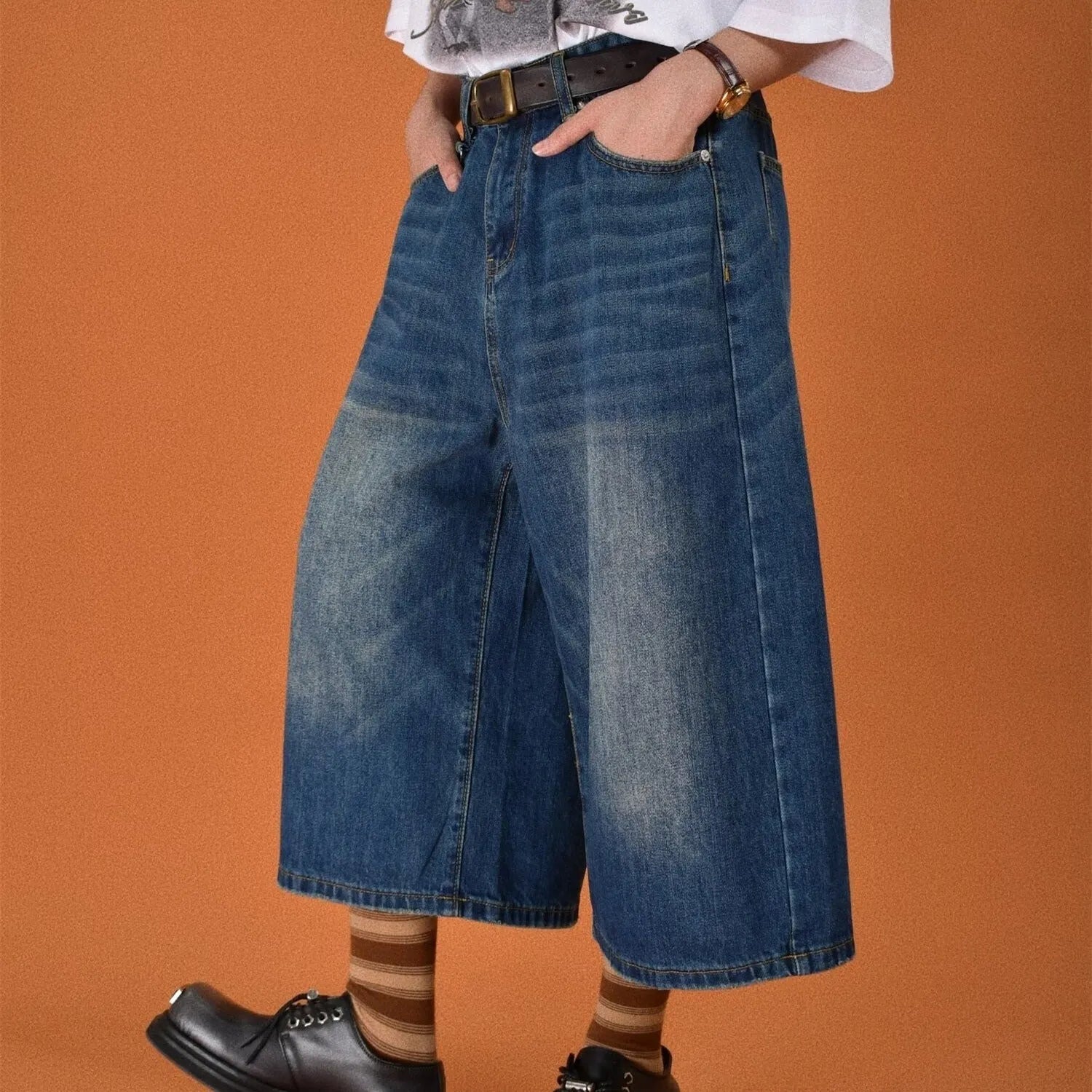 Men's loose straight jeans shorts in blue denim with fifth pants length for summer wear