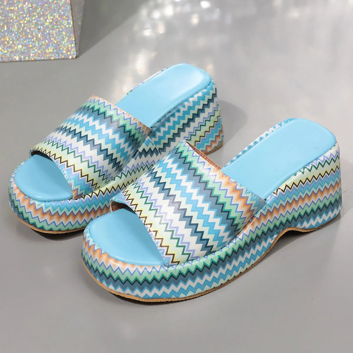 Women's wedge sandals with colourful wave pattern, thick rubber soles and adjustable straps