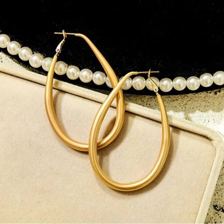 Matte gold geometric ellipse alloy earrings with electroplated finish, vintage French cold wind style for women