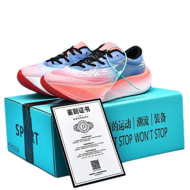 Low-top running shoes with carbon plate, PU mesh upper, and natural rubber sole in multiple colours.