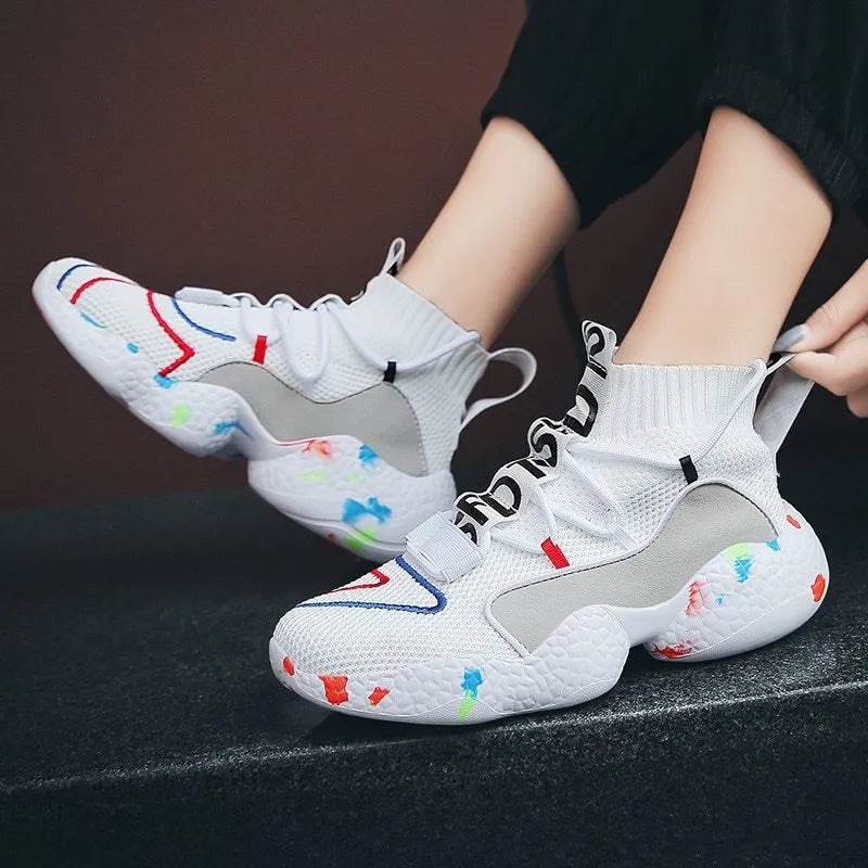 Men's camouflage pattern casual sneakers with mesh upper and flat rubber sole.