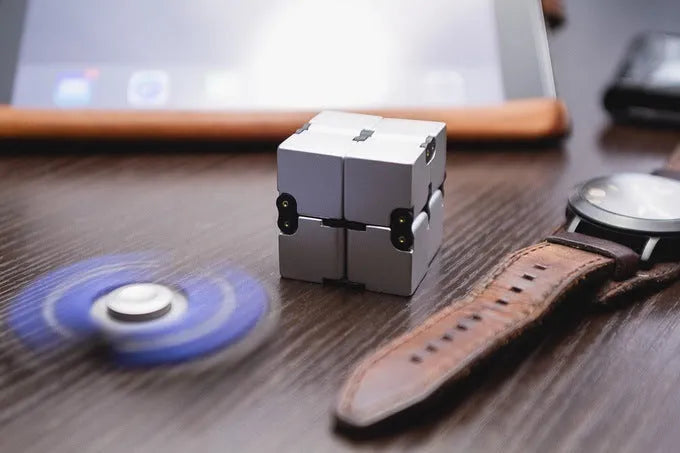 Zinc alloy infinity cube fidget toy in black, measuring 4cm, on a white background
